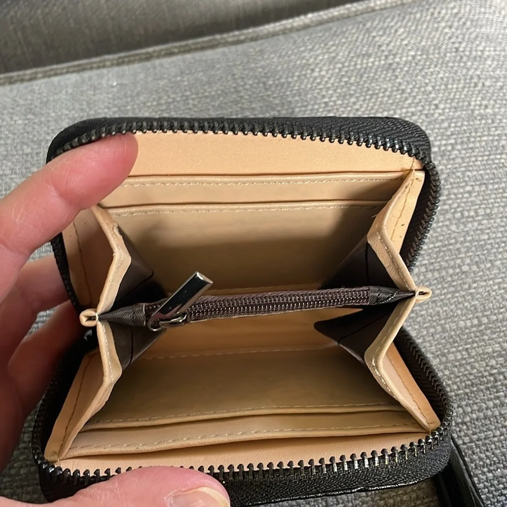 NWOT black wallet. Room for at least 4 cards